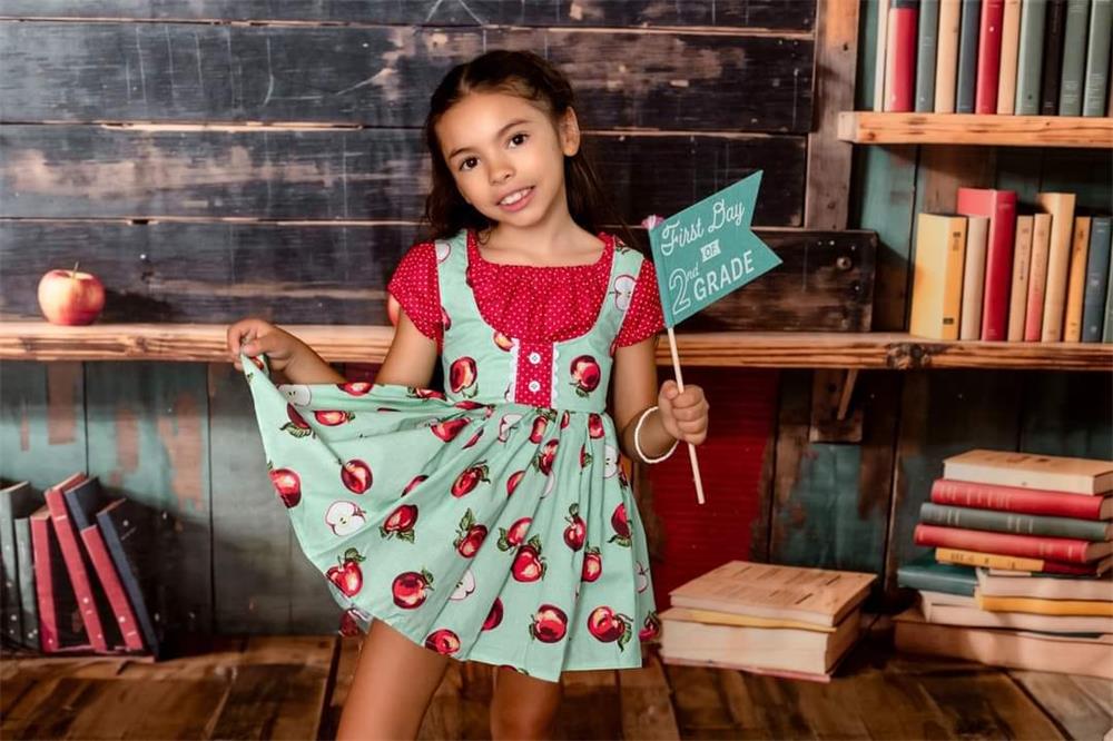 Librería de Regreso a Clases Tablón de Madera Marrón Oscuro Diseñado por Emetselch