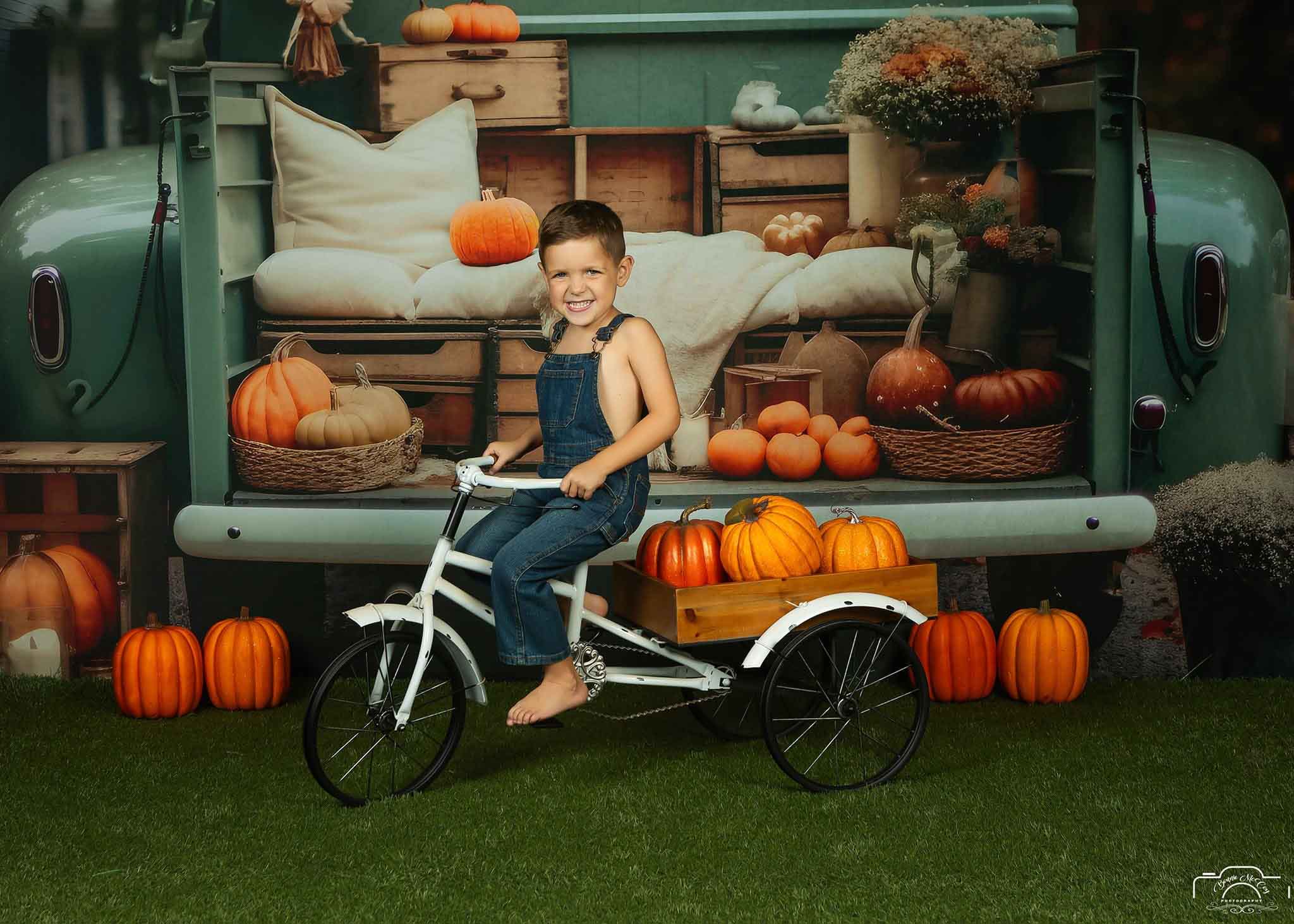 Herfsttruck met pompoenenachtergrond voor fotografie