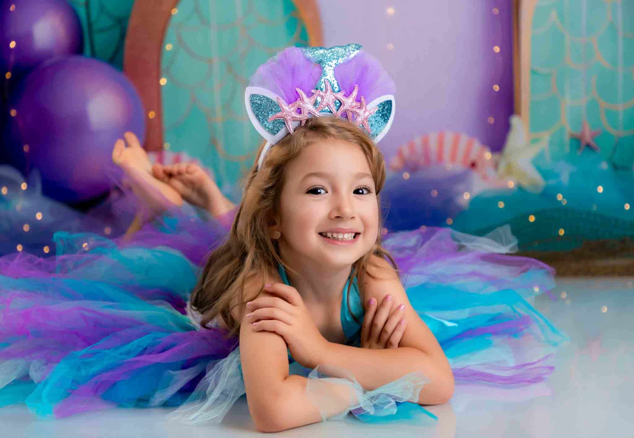 Cumpleaños de sirena con arco de globos de colores, fondo para fotografías smash cake, diseñado por Patty Robert.