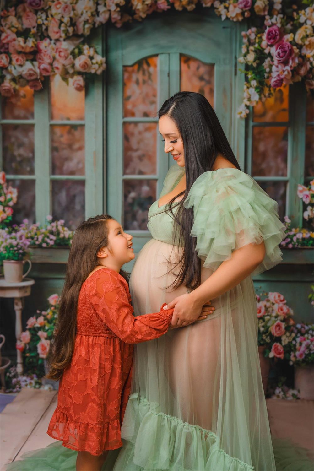 Vestido de maternidad en gasa verde menta para sesión de fotos con pastel