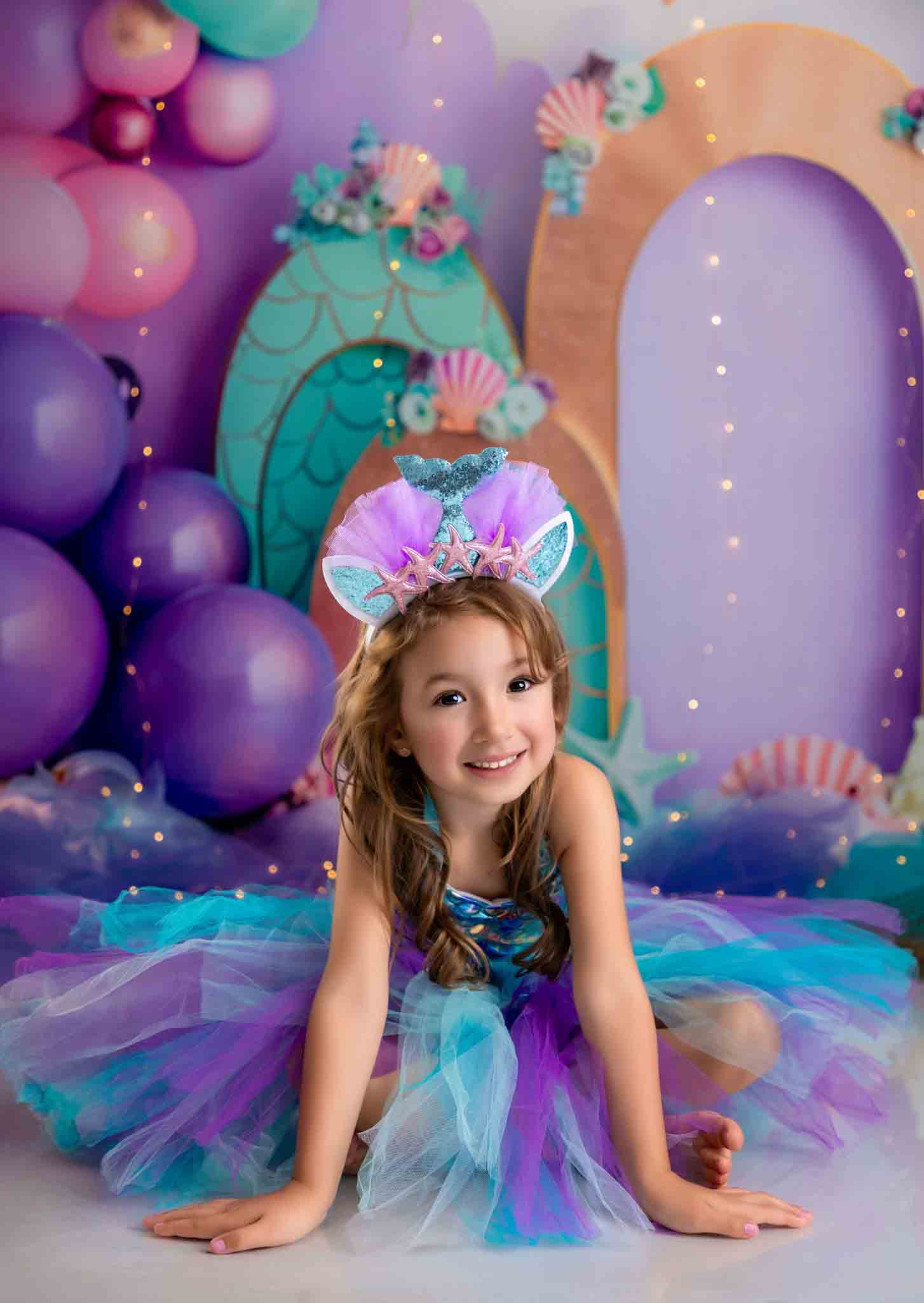 Cumpleaños de sirena con arco de globos de colores, fondo para fotografías smash cake, diseñado por Patty Robert.