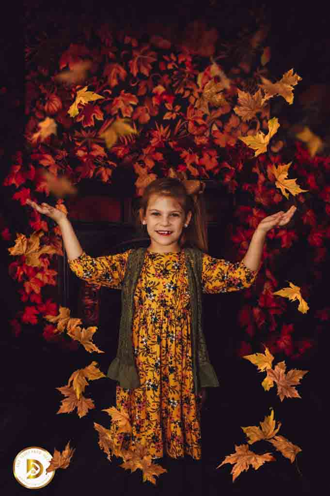 Val Autumn Maple Leaf Dark Brown Fireplace Retro Floral Wall Foto Achtergrond Ontworpen door Mini MakeBelieve