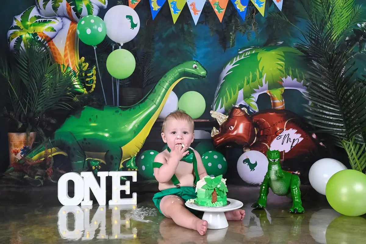 Fondo de golpe de pastel de verano en la selva con dinosaurios para niño diseñado por Emetselch