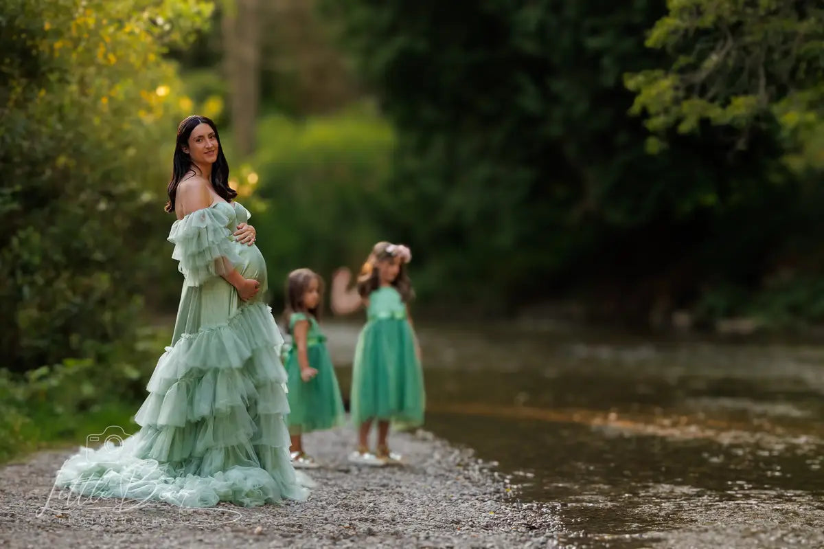 Vestido de maternidad para sesiones de fotos azul con un solo hombro de malla