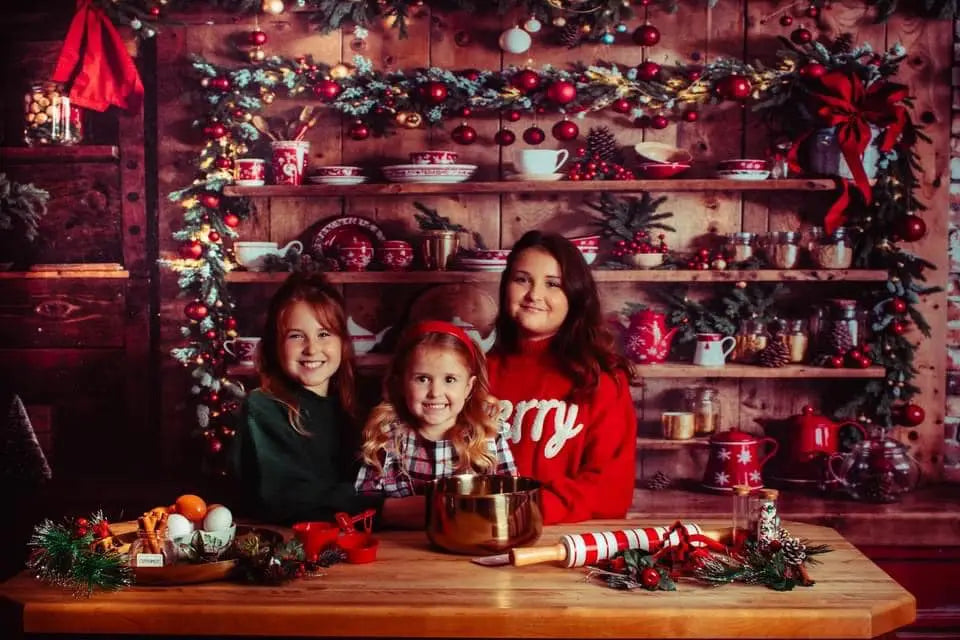 Corona verde de Navidad para el telón de fondo de la cocina diseñada por Emetselch