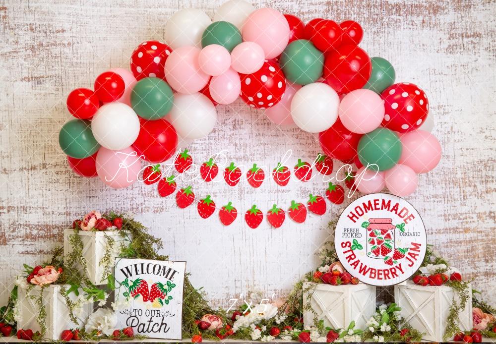 Fondo de pastel de smash de fresa con arco de globos rojos diseñado por Megan Leigh Photography