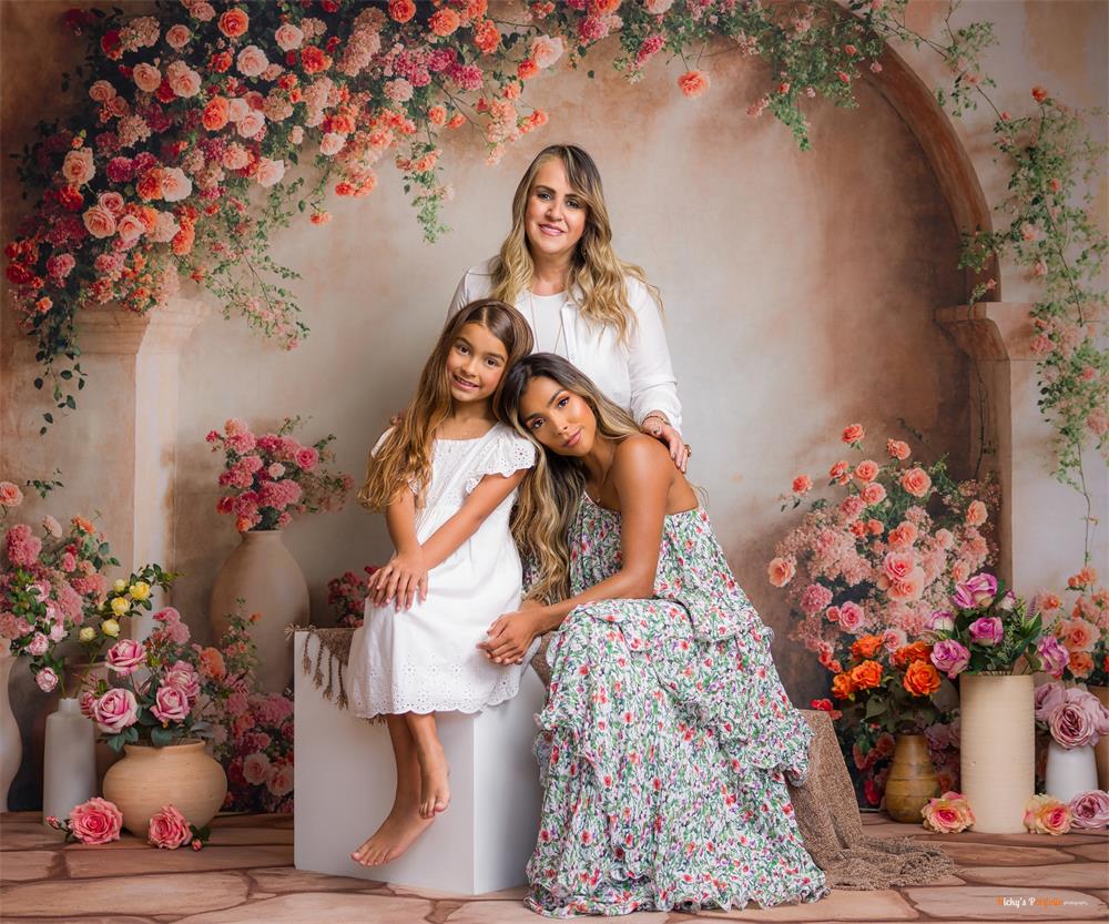 Fondo de pared de arco con  flores rosadas y naranjas de primavera diseñado por Emetselch