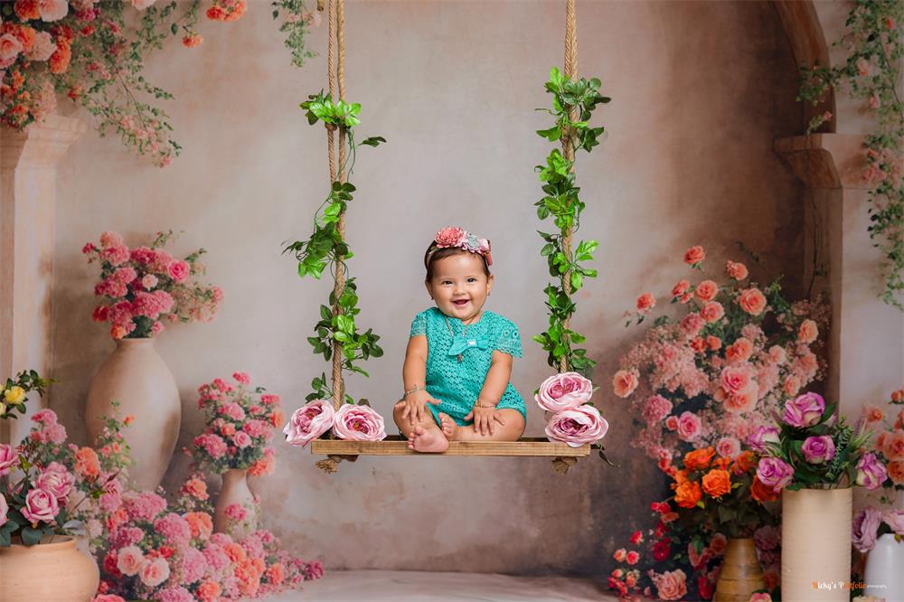 Fondo de pared de arco con  flores rosadas y naranjas de primavera diseñado por Emetselch