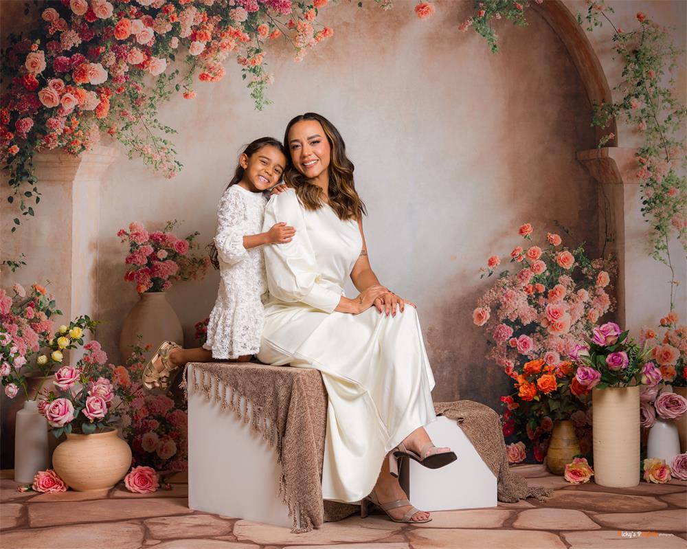 Fondo de pared de arco con  flores rosadas y naranjas de primavera diseñado por Emetselch