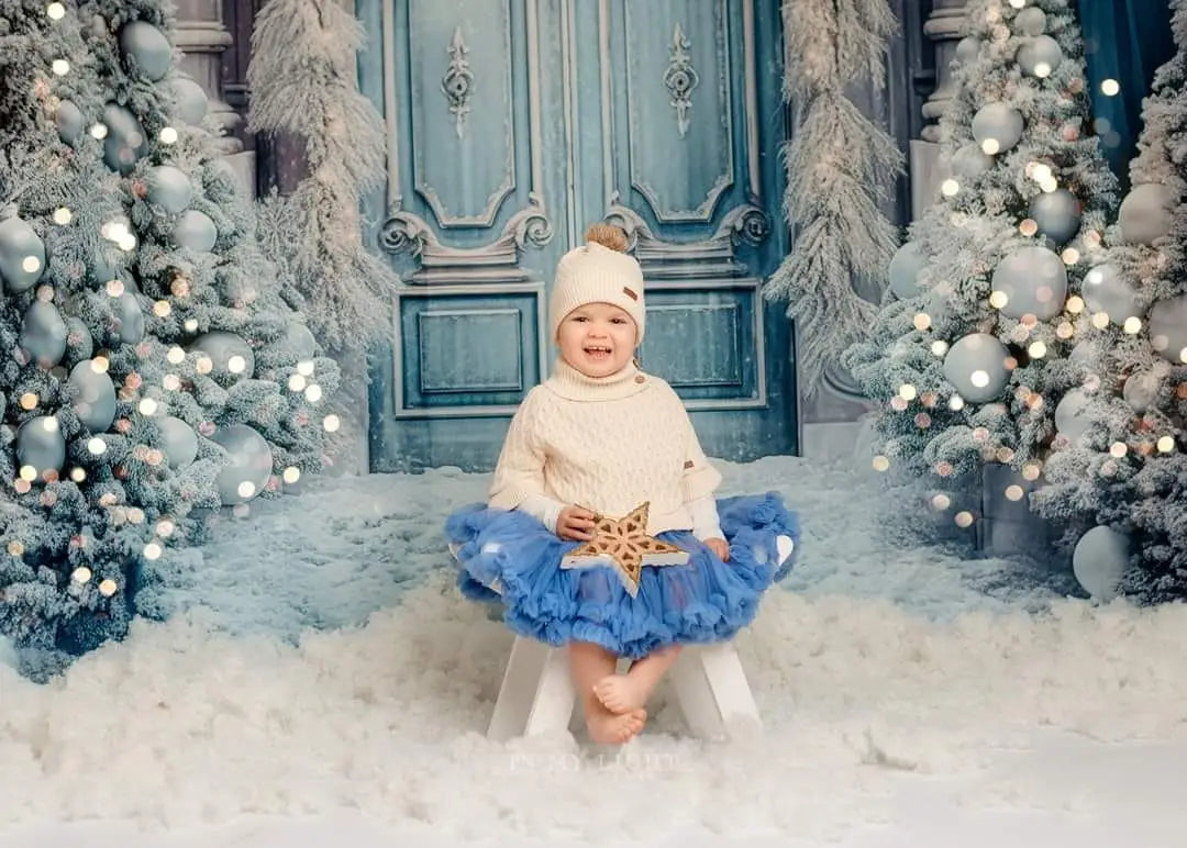 Fondo de puerta azul con árbol de mundo helado de invierno navideño para fotografía