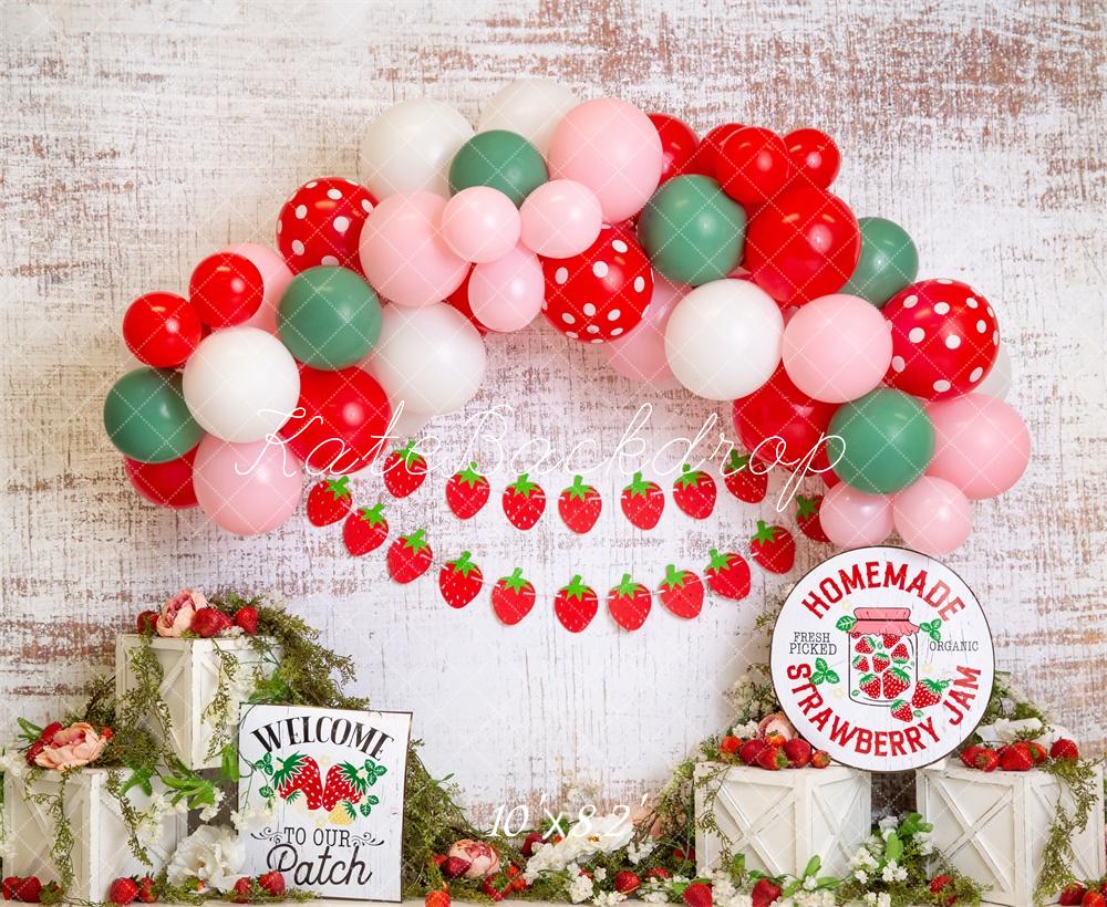 Fondo de pastel de smash de fresa con arco de globos rojos diseñado por Megan Leigh Photography