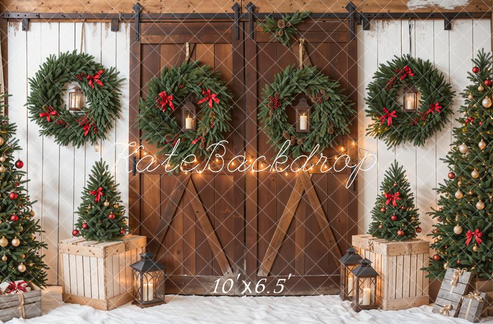 Albero di Natale Brown Wooden Barn Door White Wall Backdrop Designed by Emetselch