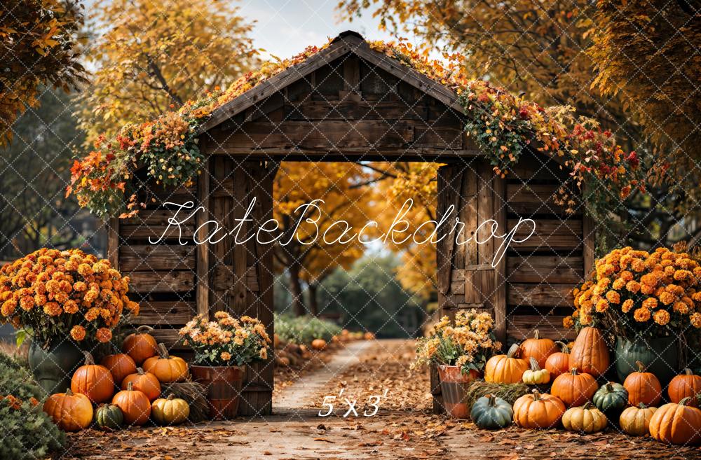 Fondo de puerta de granero marrón de calabaza en el bosque de otoño diseñado por Emetselch