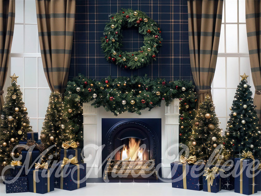 Tenda scozzese colorata per Natale dietro il caminetto retrò blu e bianco progettata da Mini MakeBelieve.