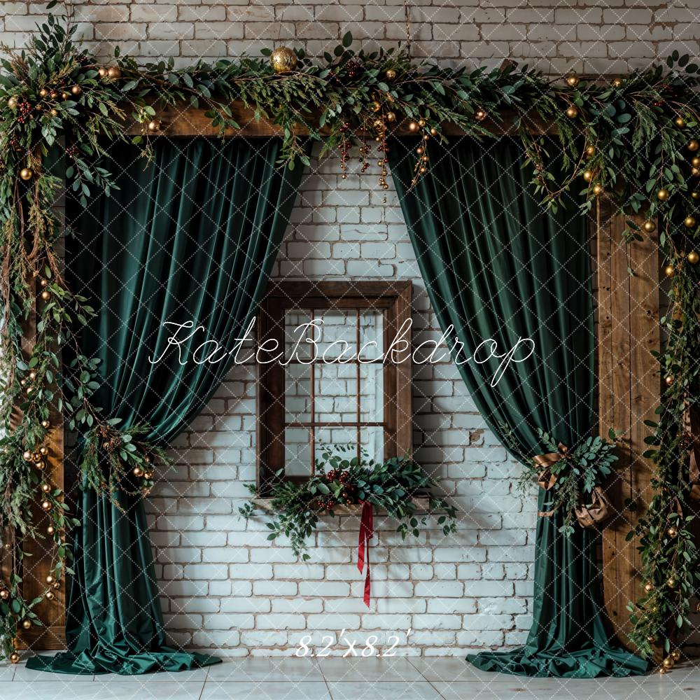 Cortina verde de Navidad marrón para ventana blanca fondo de pared de ladrillo - Diseñado por Chain Photography