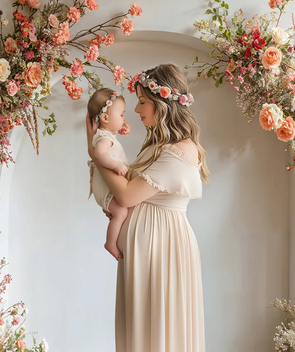 Flores de boda de primavera con arco blanco diseñado por Emetselch