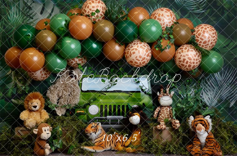 Fondo de pastel de aplastamiento de safari en la jungla con arco de globos verdes Diseñado por Megan Leigh Photography