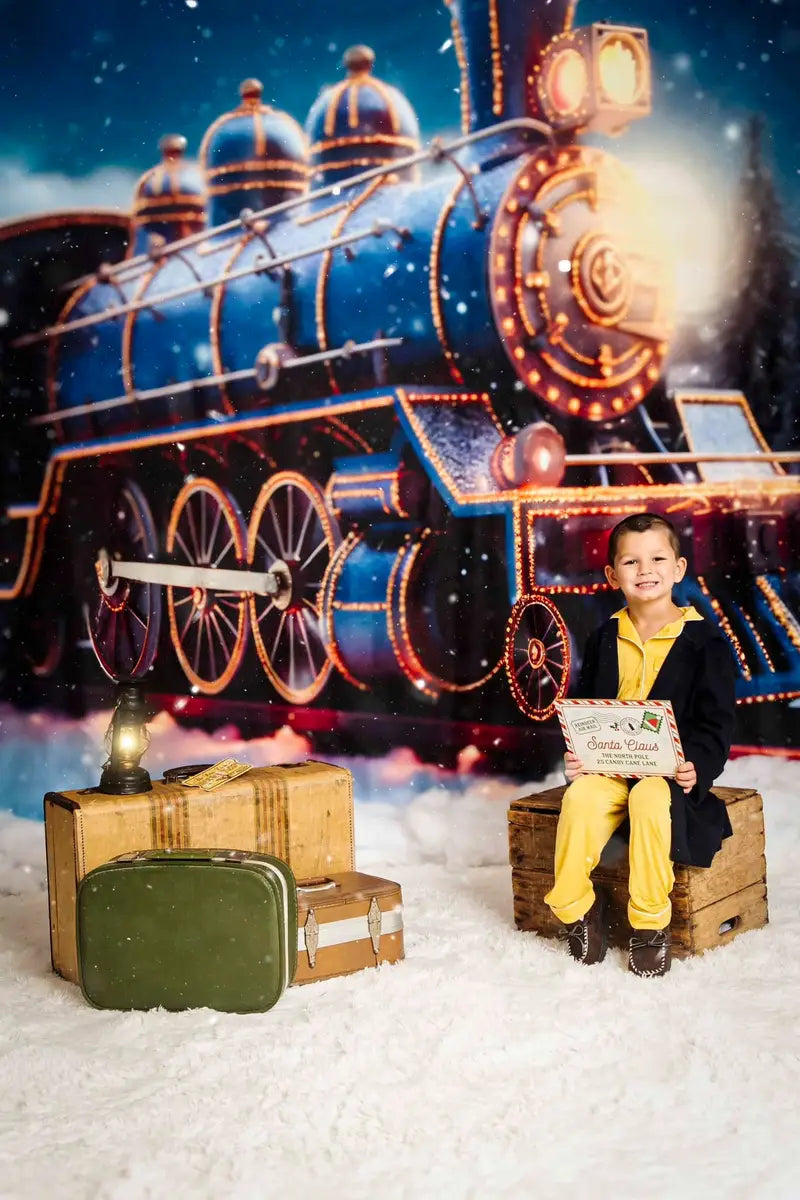 Tren de luces de Navidad en un escenario de noche nevada para fotografía