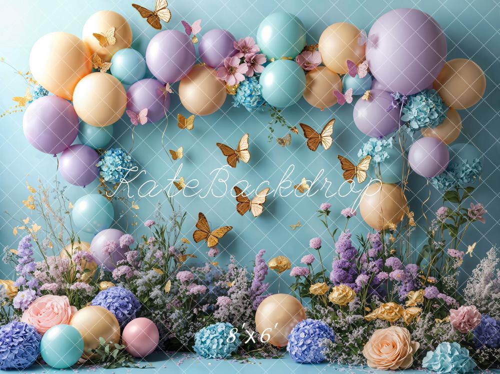 Fondo de globos florales de mariposa para el aplastamiento de pastel