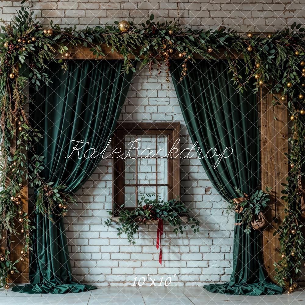 Cortina verde de Navidad marrón para ventana blanca fondo de pared de ladrillo - Diseñado por Chain Photography