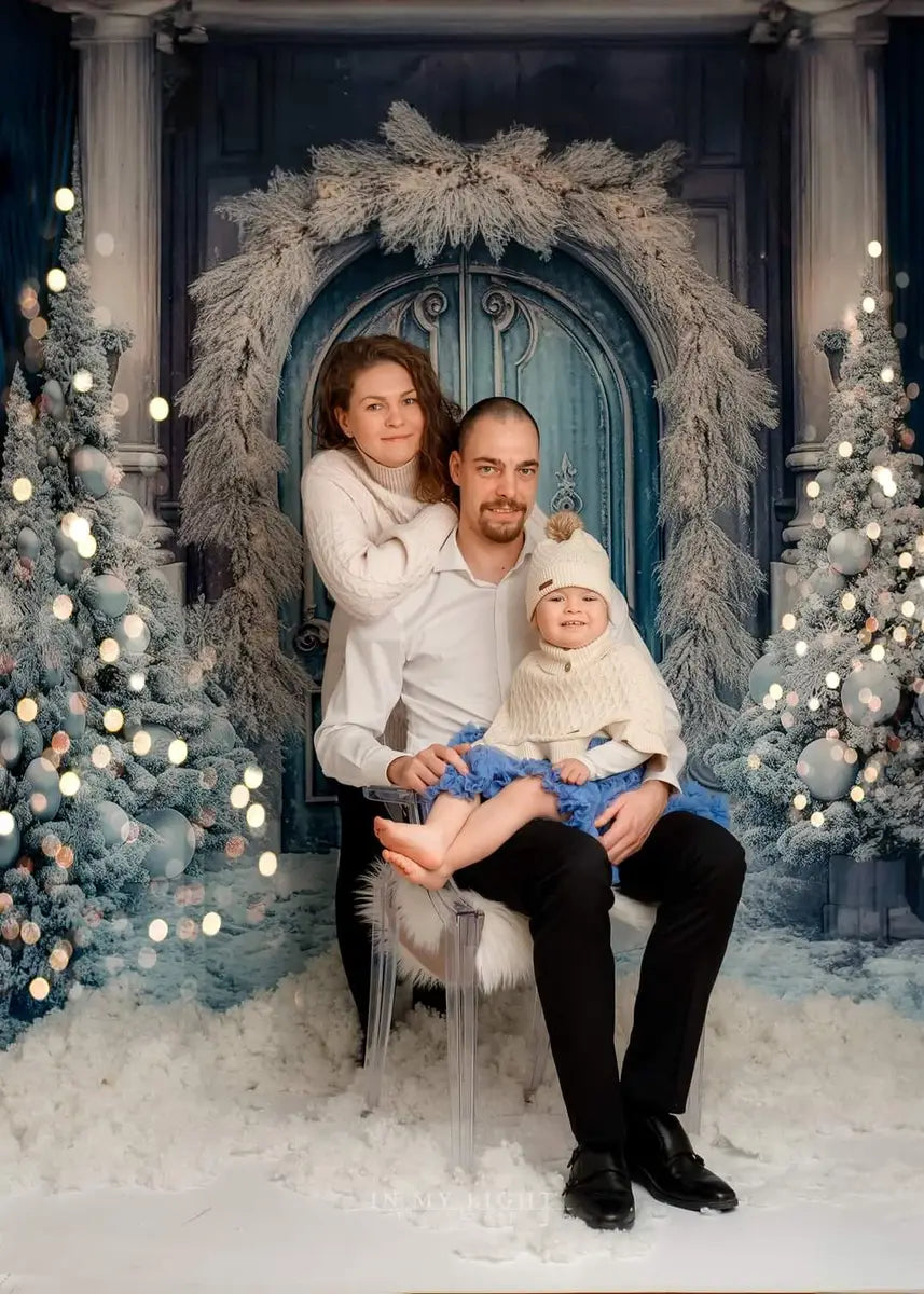 Fondo de puerta azul con árbol de mundo helado de invierno navideño para fotografía