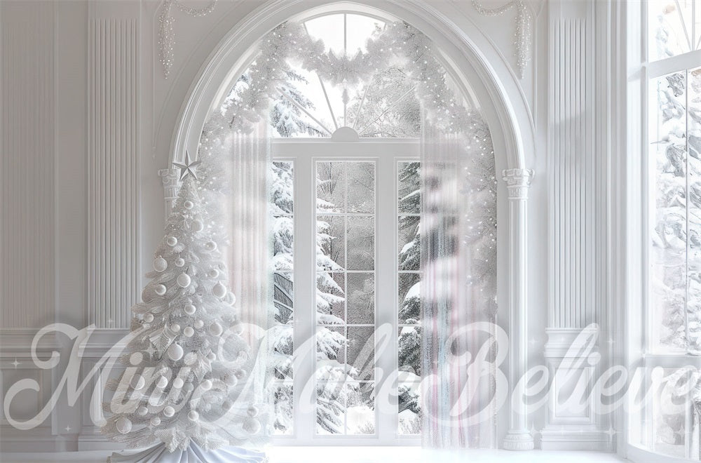 Foresta di Natale Bianca con Arco Retrò sulla Finestra Progettata da Mini MakeBelieve