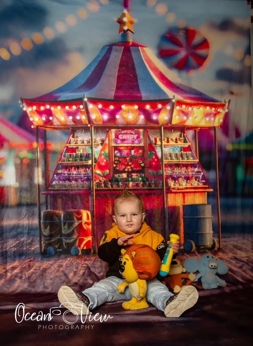 Fondo de tienda de caramelos de circo de carnaval moderno diseñado por Lidia Redekopp