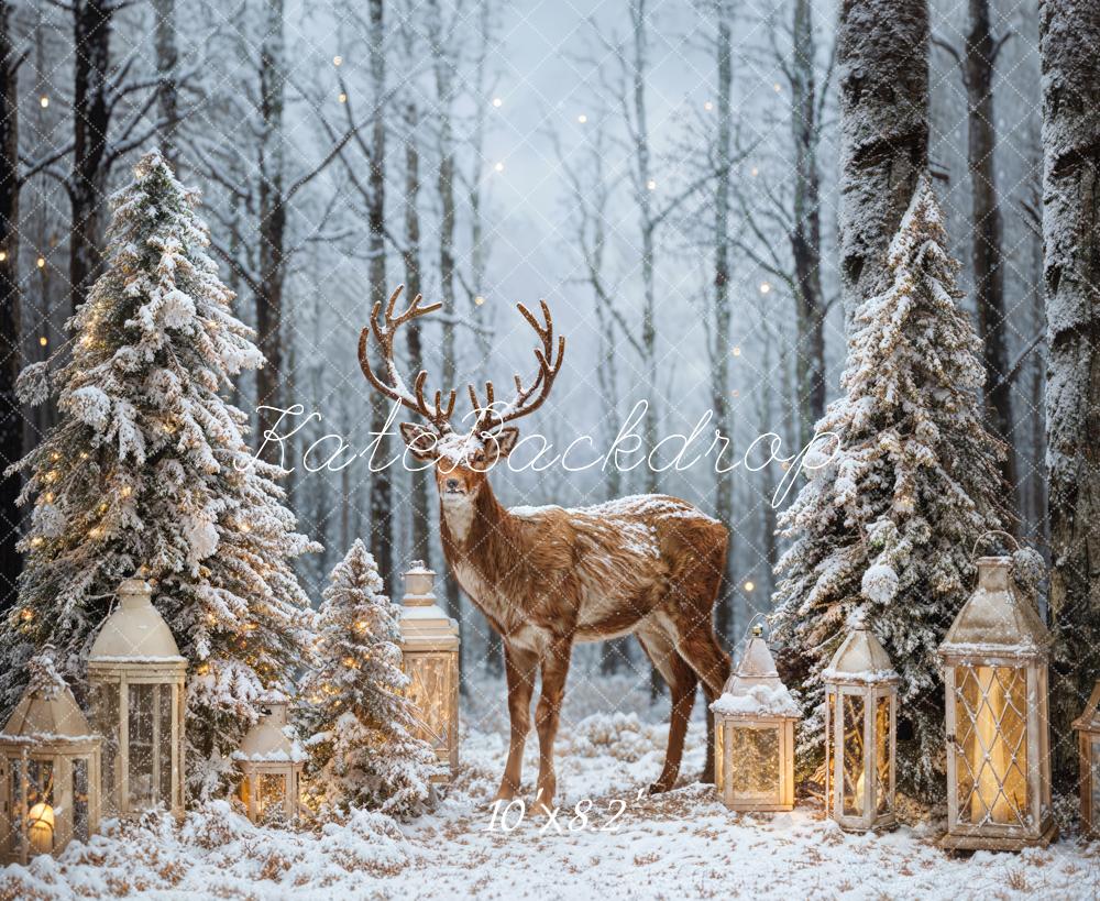 Fondo de árbol de Navidad de alce en el bosque de invierno diseñado por Emetselch