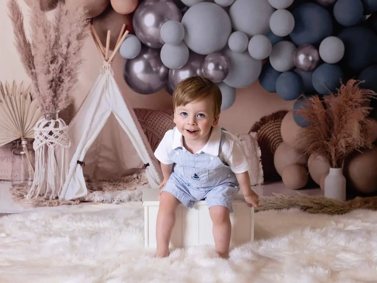 Carpa de Globos Boho en Fondo Azul Mate Diseñada por Mandy Ringe Fotografía