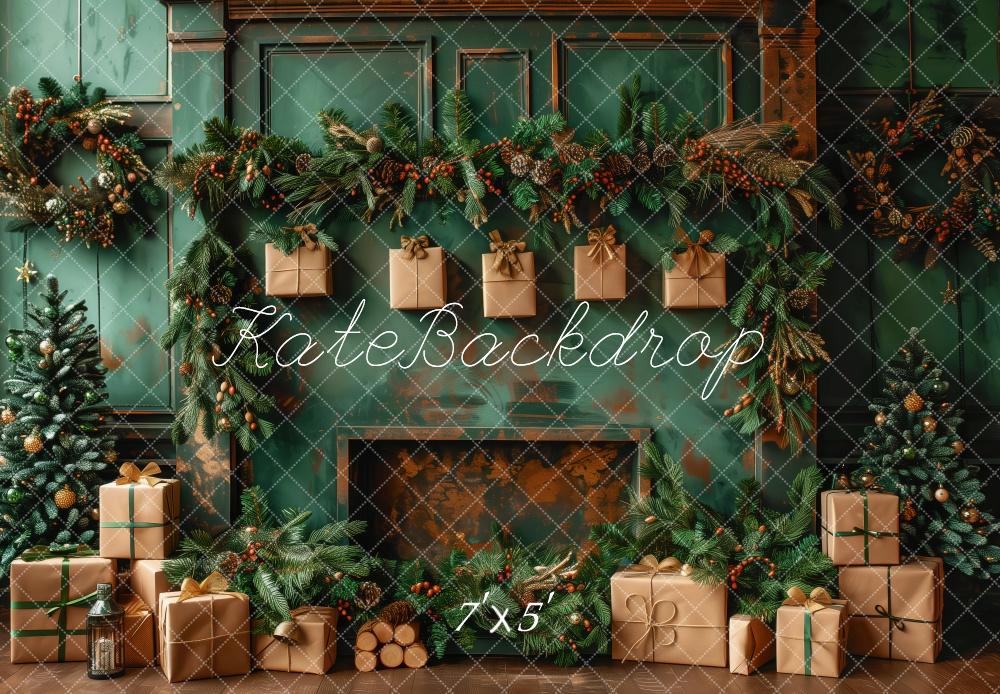 Fondo de Chimenea de Regalos Marrones con Pared Verde Navideña diseñado por Patty Robert