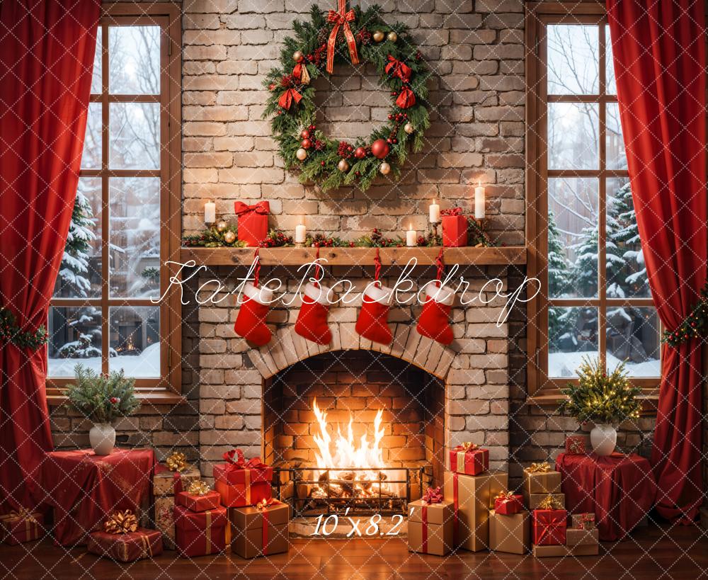 Interior de Navidad con cortina roja y chimenea de ladrillo retro diseñado por Emetselch