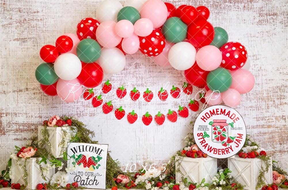 Fondo de pastel de smash de fresa con arco de globos rojos diseñado por Megan Leigh Photography