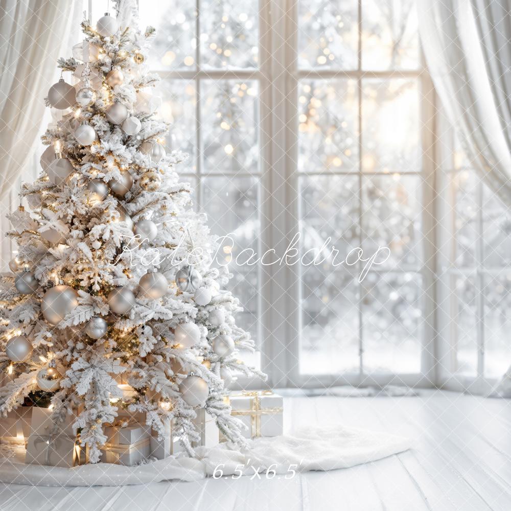 Árbol de Navidad blanco de interior en invierno con fondo de ventana enmarcada diseñado por Emetselch