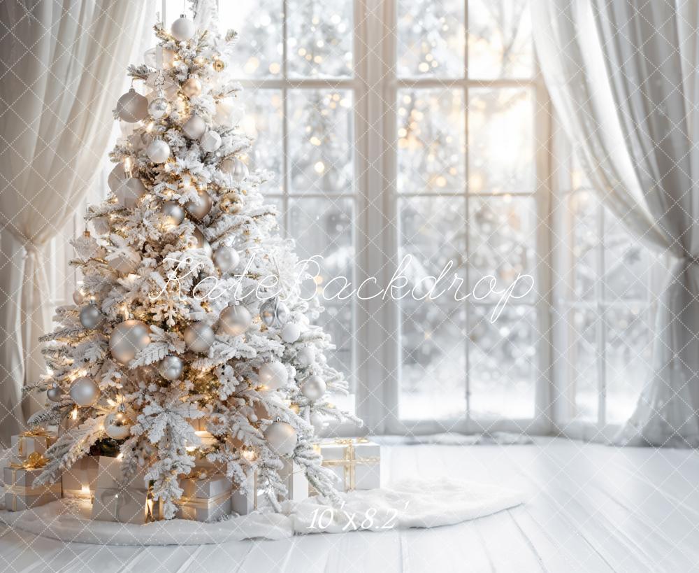 Árbol de Navidad blanco de interior en invierno con fondo de ventana enmarcada diseñado por Emetselch