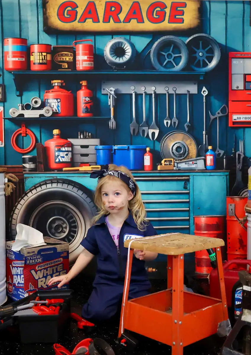 Moderne gereedschapshouder en bandenrode tankstation garagedecoratie ontworpen door Emetselch