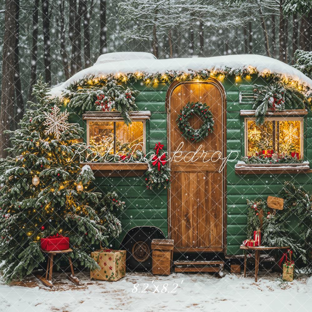 Camión de camping verde navideño con fondo de árbol de nieve diseñado por Emetselch