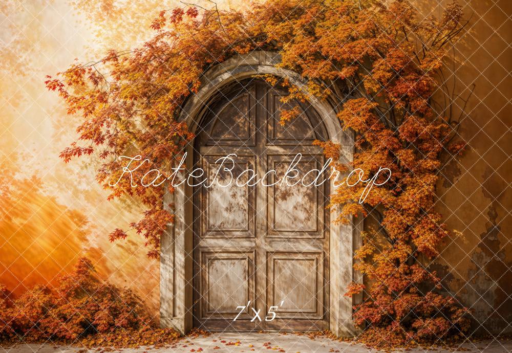 Fondo de puerta arqueada blanca de hoja de arce en otoño diseñado por Emetselch