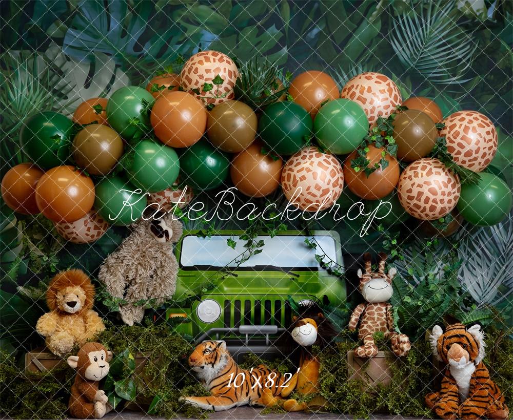 Fondo de pastel de aplastamiento de safari en la jungla con arco de globos verdes Diseñado por Megan Leigh Photography