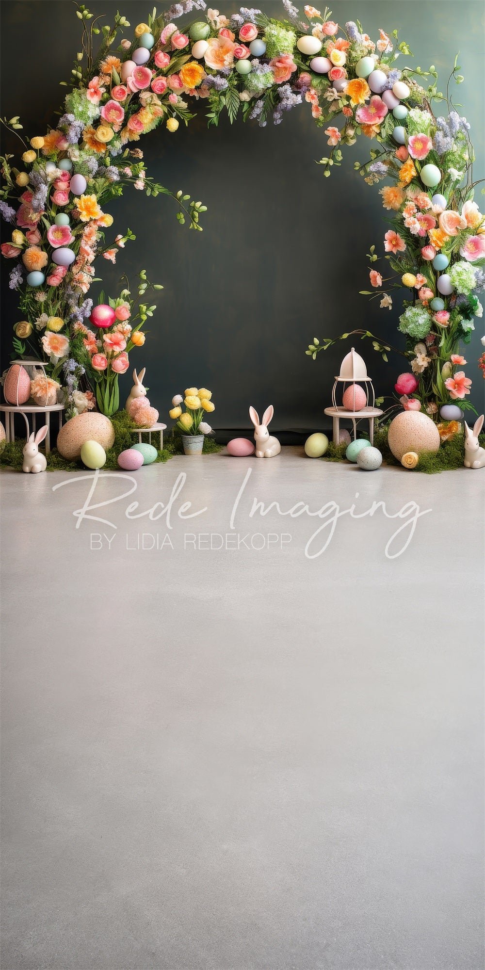 Arco di fiori colorati a forma di coniglietto con uova di Pasqua progettato da Lidia Redekopp