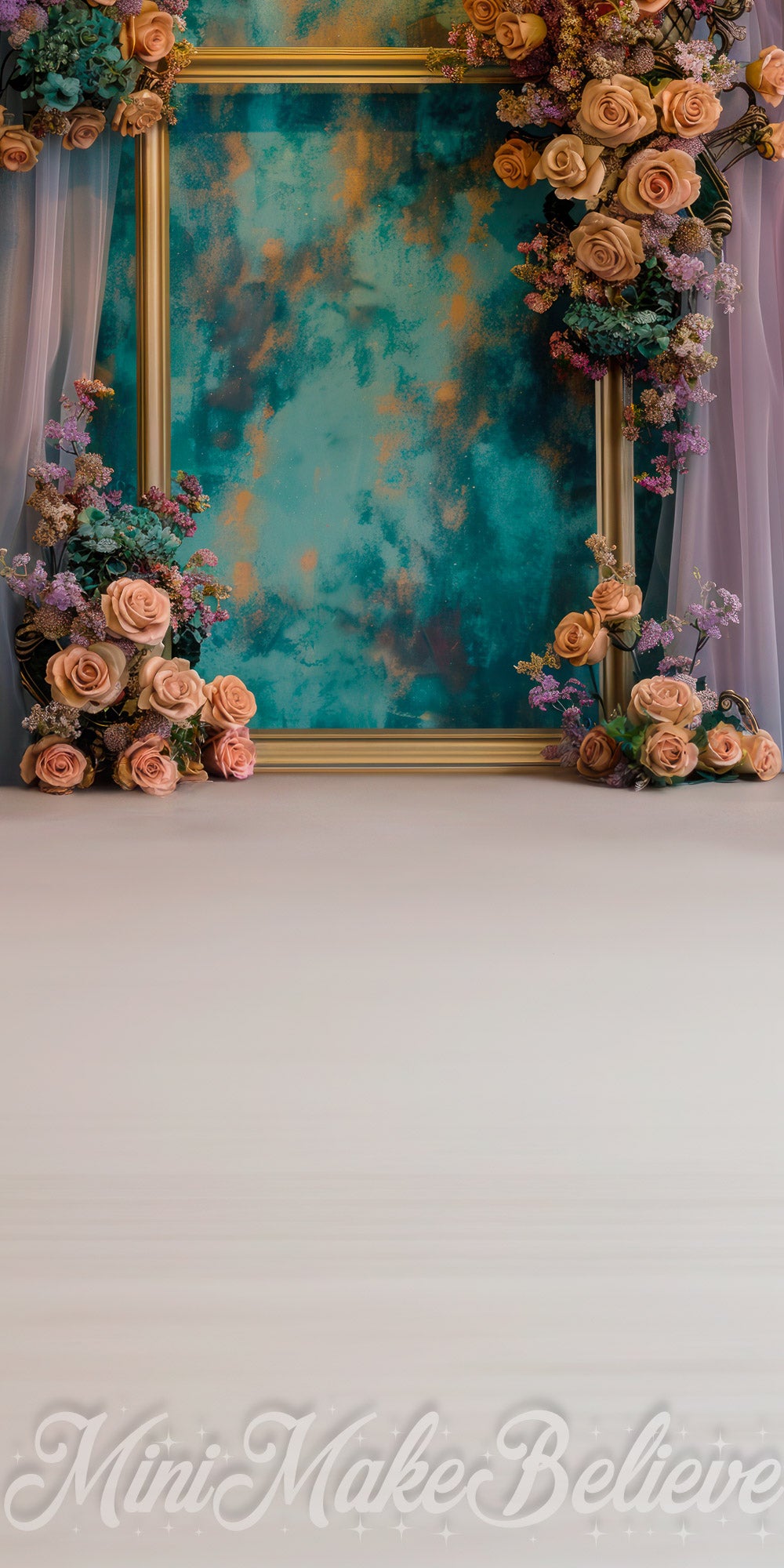 Cornice dorata con fiori vintage colorati, tenda viola, parete verde scura sfumata e pavimento crema con sfondo verde acqua progettato da Mini MakeBelieve