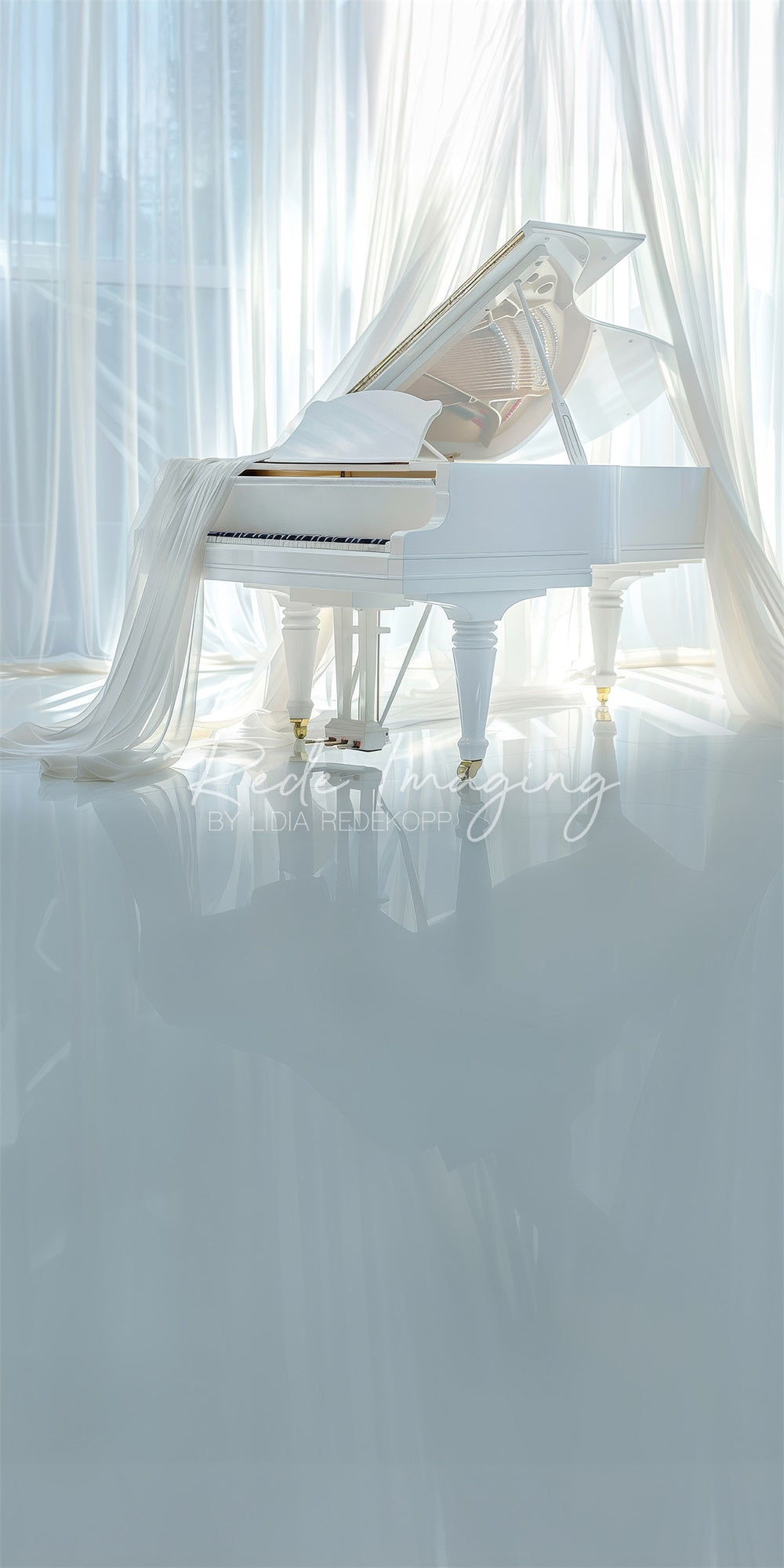 Tendina bianca con disegno di sfondo per pianoforte progettato da Lidia Redekopp