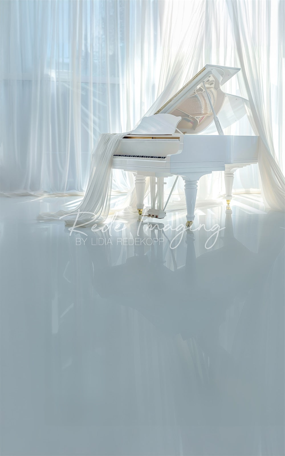 Tendina bianca con disegno di sfondo per pianoforte progettato da Lidia Redekopp