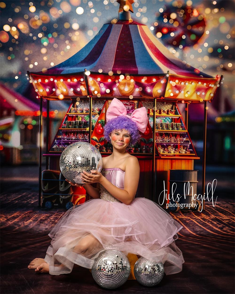 Fondo de tienda de caramelos de circo de carnaval moderno diseñado por Lidia Redekopp