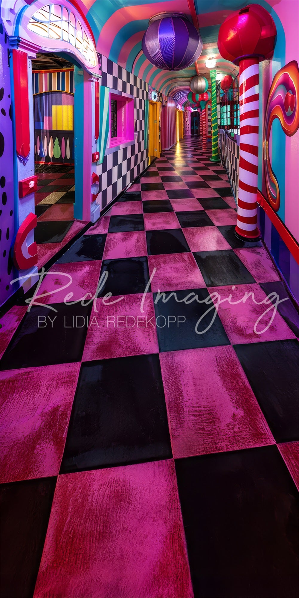 Scenografia di Lidia Redekopp per un colorato corridoio di un moderno Luna Park dell'arte contemporanea