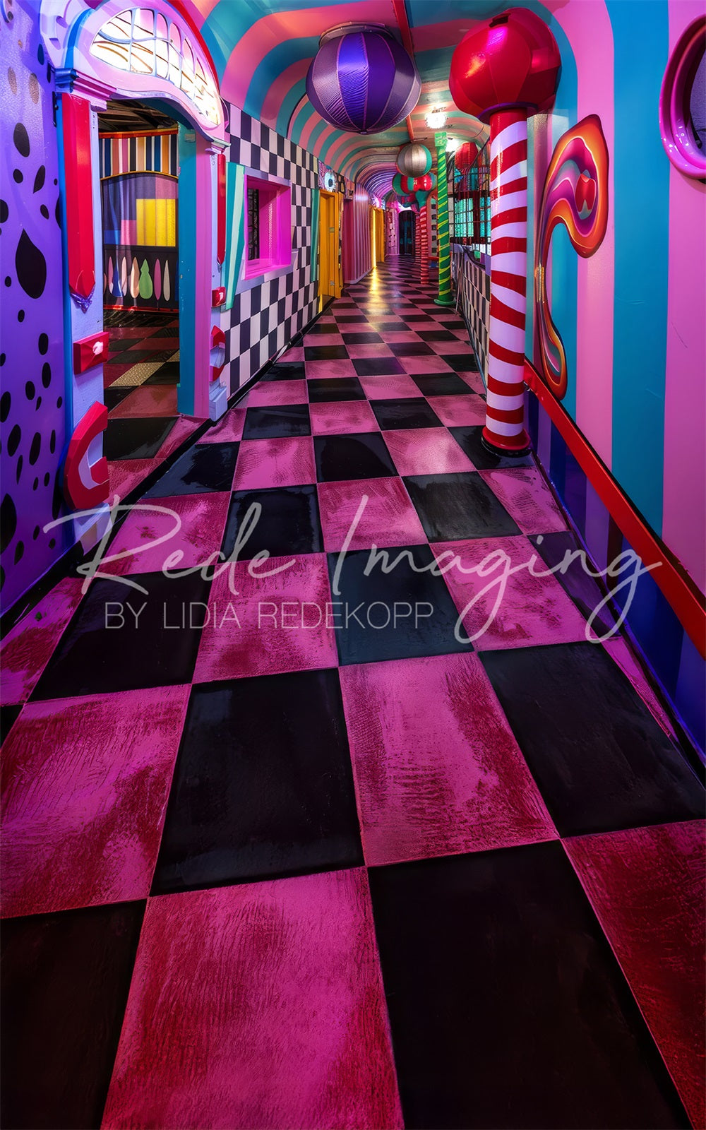 Scenografia di Lidia Redekopp per un colorato corridoio di un moderno Luna Park dell'arte contemporanea