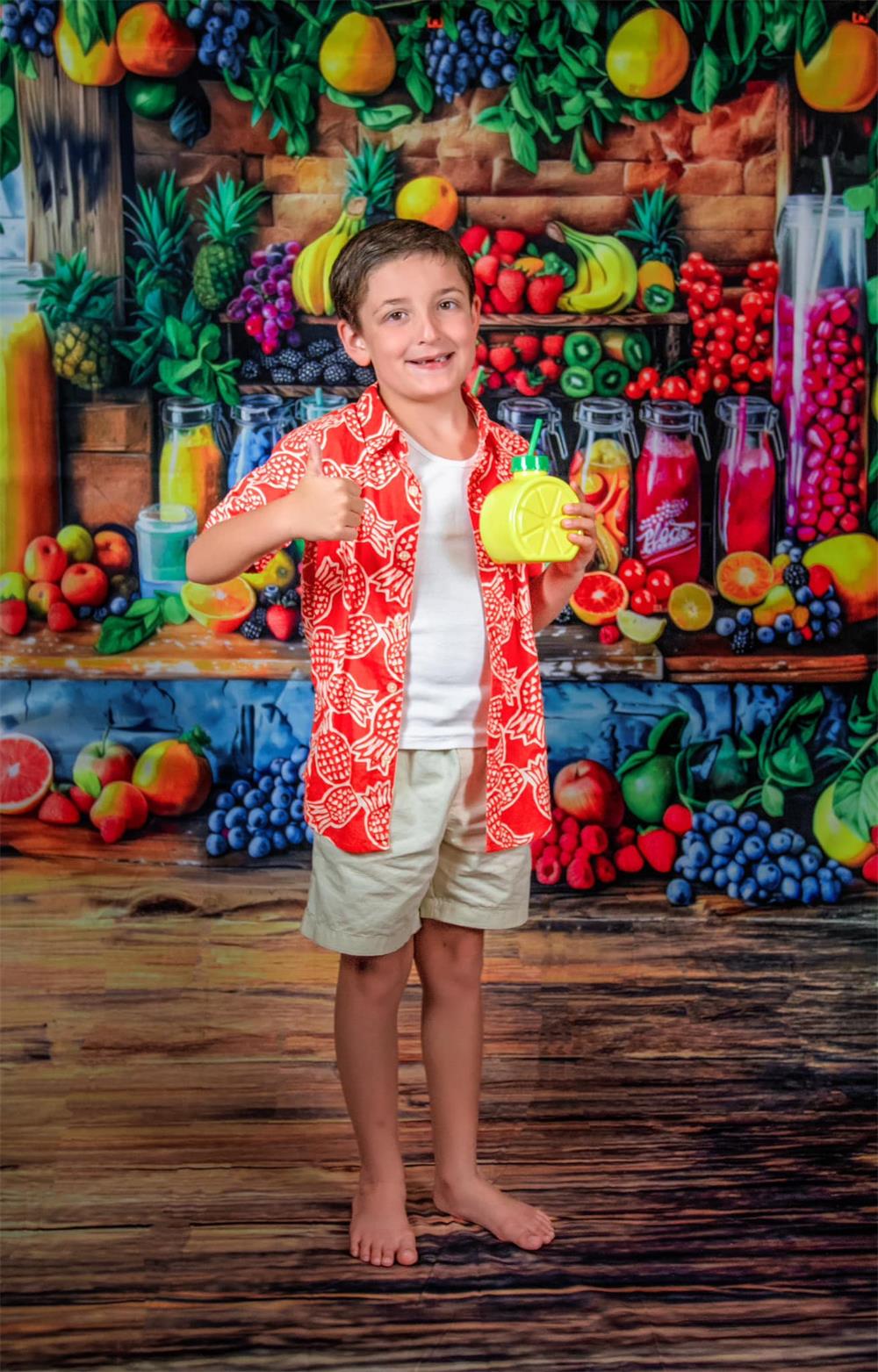 Fondo de tienda de frutas coloridas para la colección de verano diseñado por Lidia Redekopp