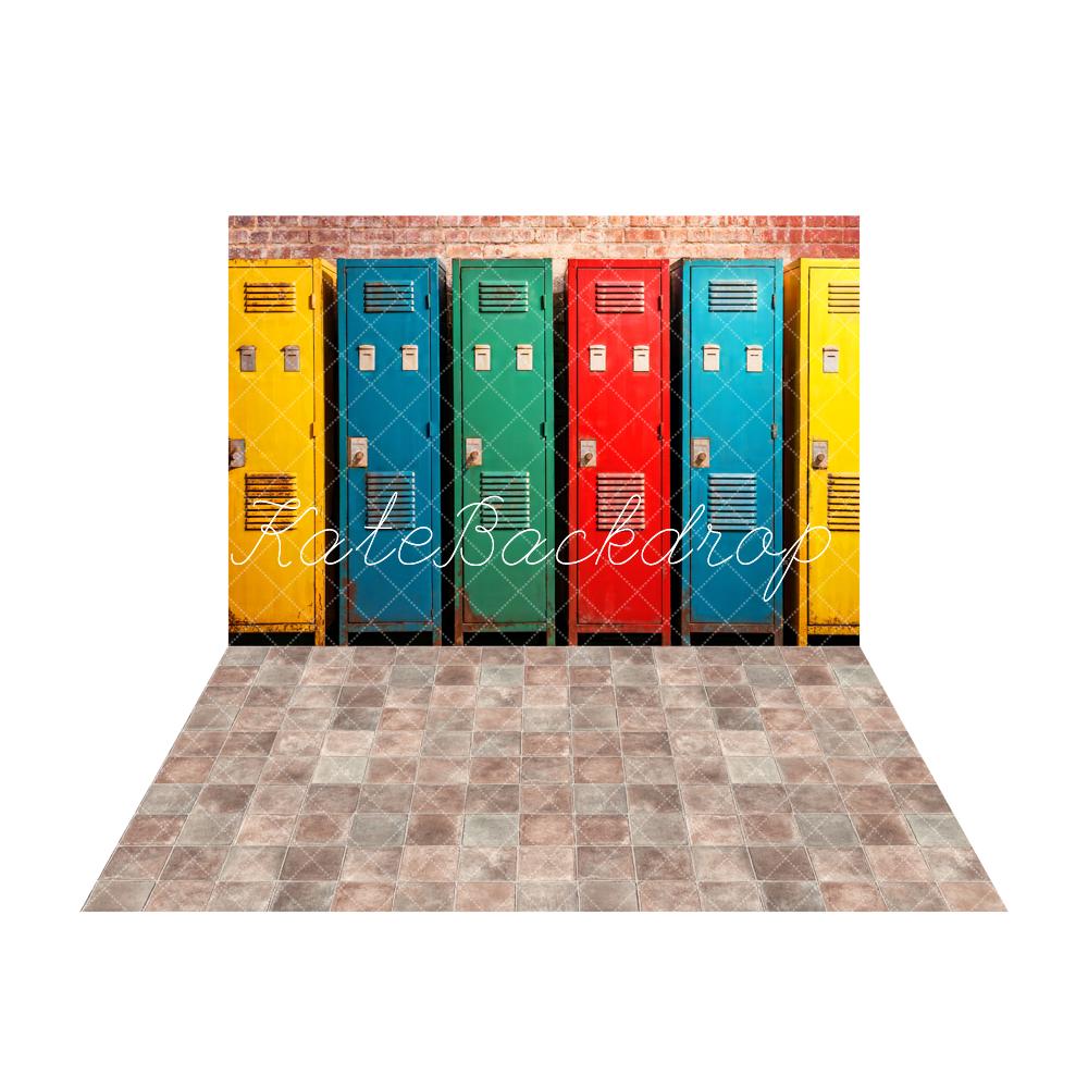 Sfondo per armadietti scolastici colorati + sfondo per pavimento a scacchi marrone scuro e grigio retro