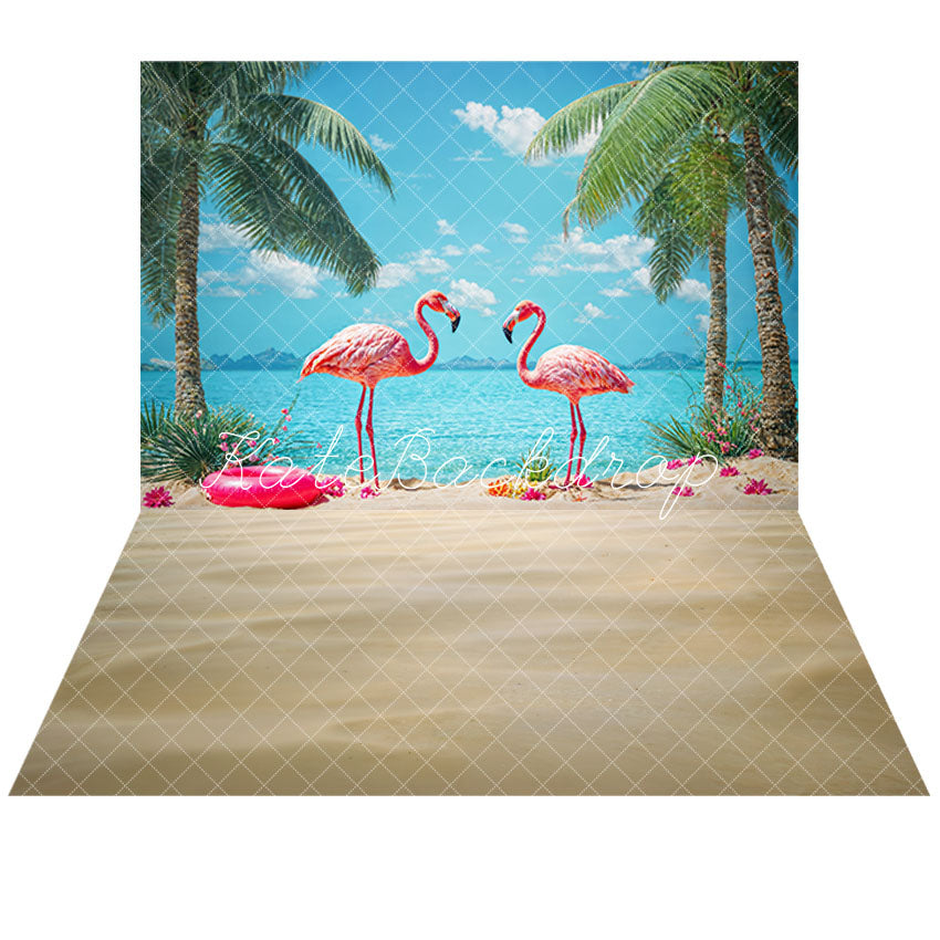 Zomerse tropische kustblauwe lucht witte wolk strand groene boom rode bloem roze flamingo achtergrond + zomerse beige zand strand vloer achtergrond