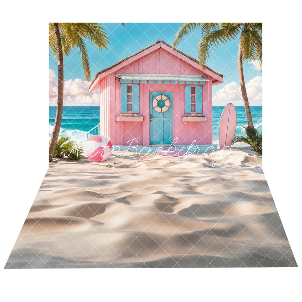 Sfondo della casa rosa, pallone, tavola da surf, albero verde, mare, nuvole bianche e cielo blu estivo dietro+sfondo del pavimento di sabbia ondulato estivo.
