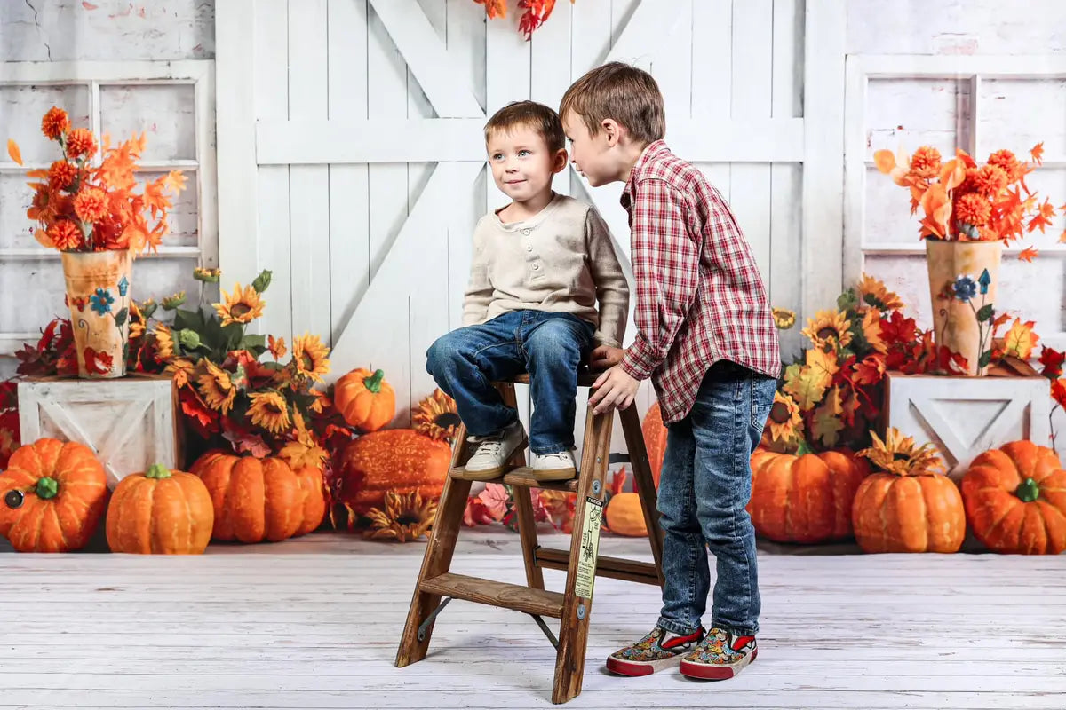 Sfondo autunnale a tema zucca, porta di stalla bianca, foglie cadute progettato da Emetselch